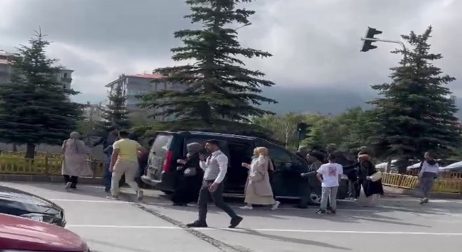  Erzurum'da yol verme kavgası